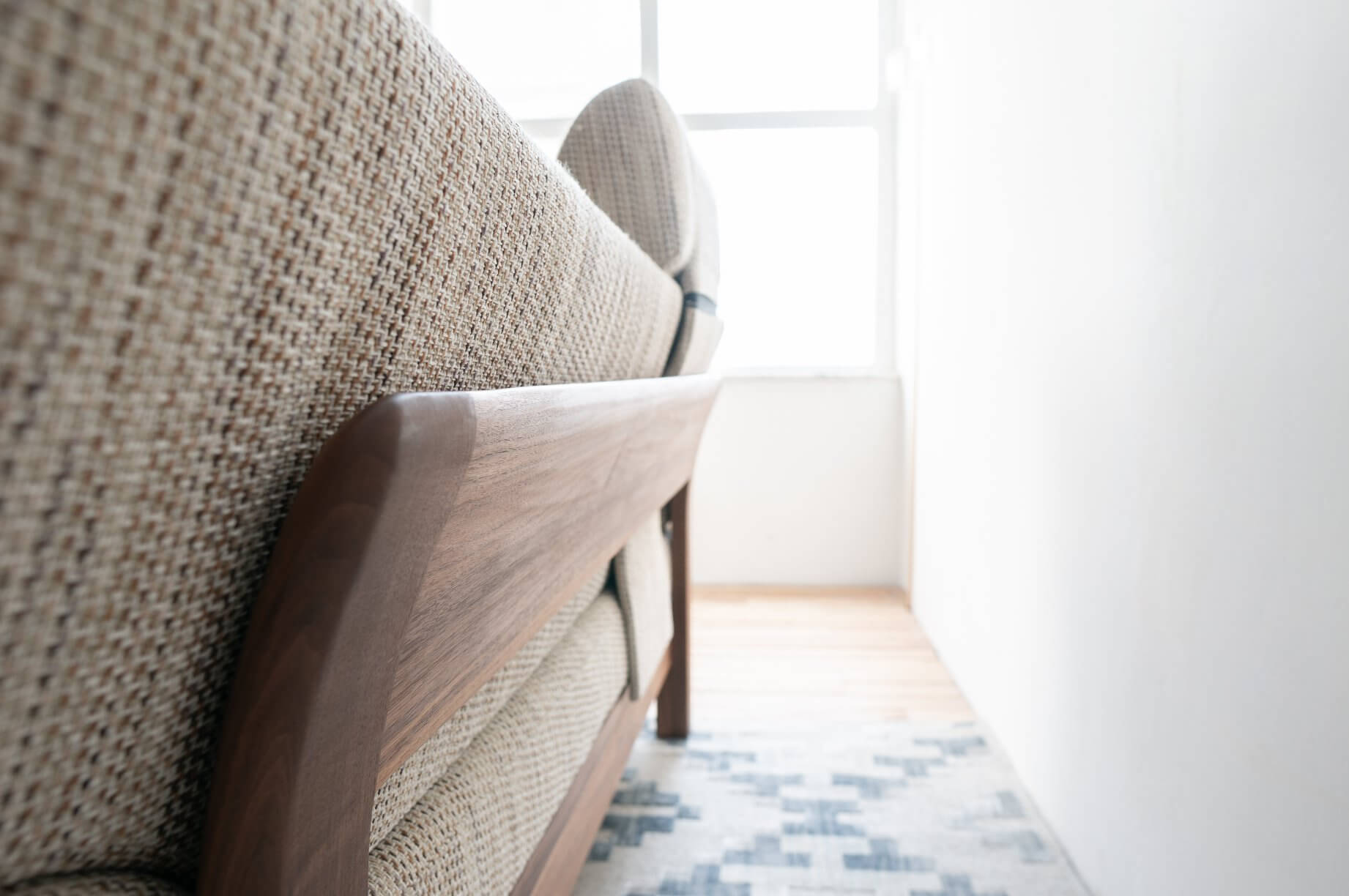 日本實木沙發推薦|日本飛驒高山製作 NEW RAPT 單扶手沙發 2人/3人沙發 - ALOT Living