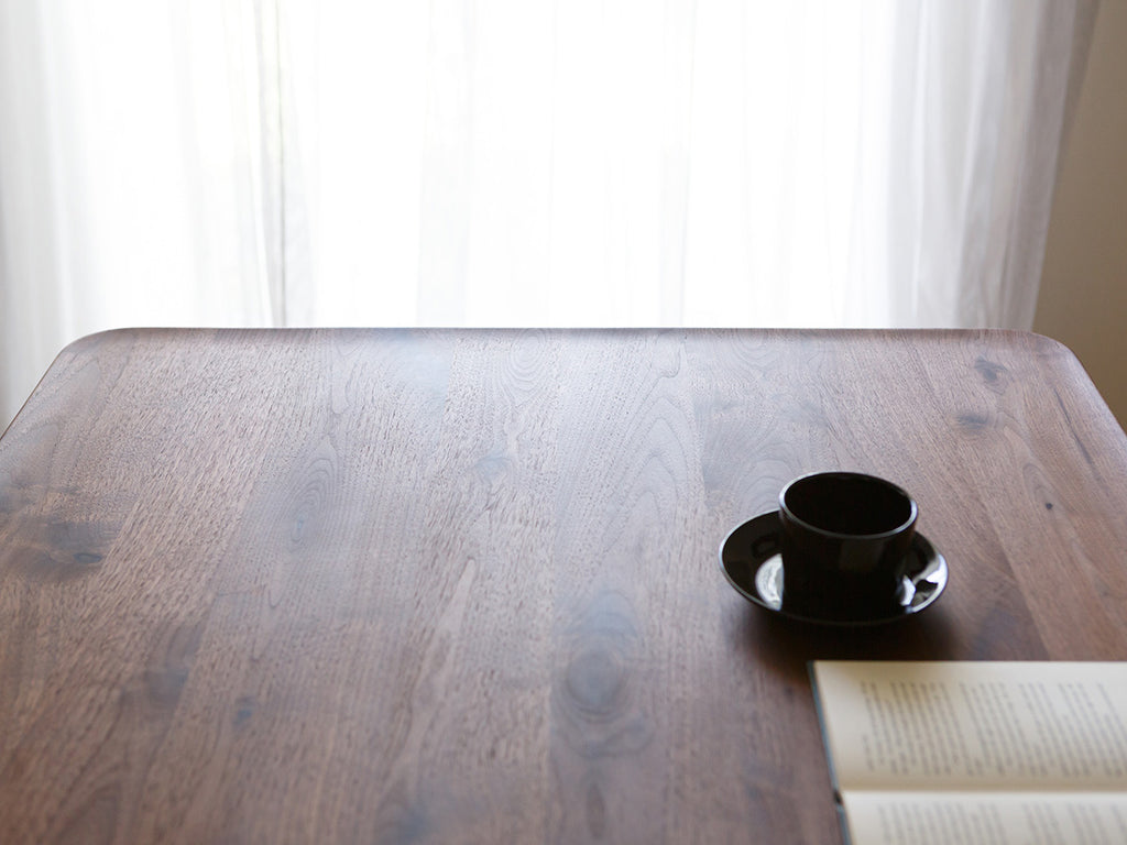 AGILE 實木餐桌桌緣小弧度設計