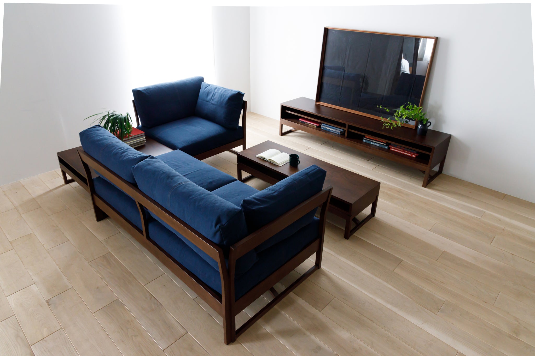 TOCCO簡約電視櫃搭配深藍色布沙發客廳配置