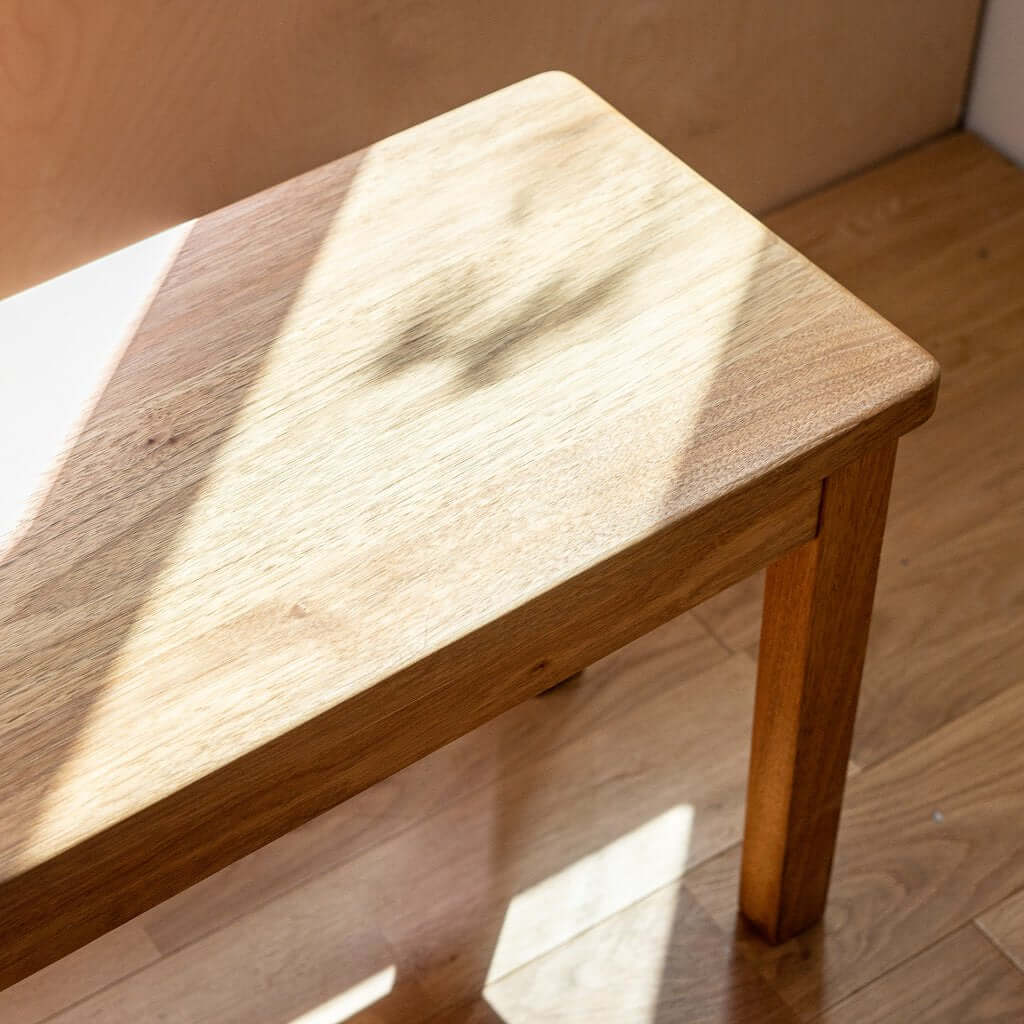 AKI 實木長凳具有多種天然的木紋紋理