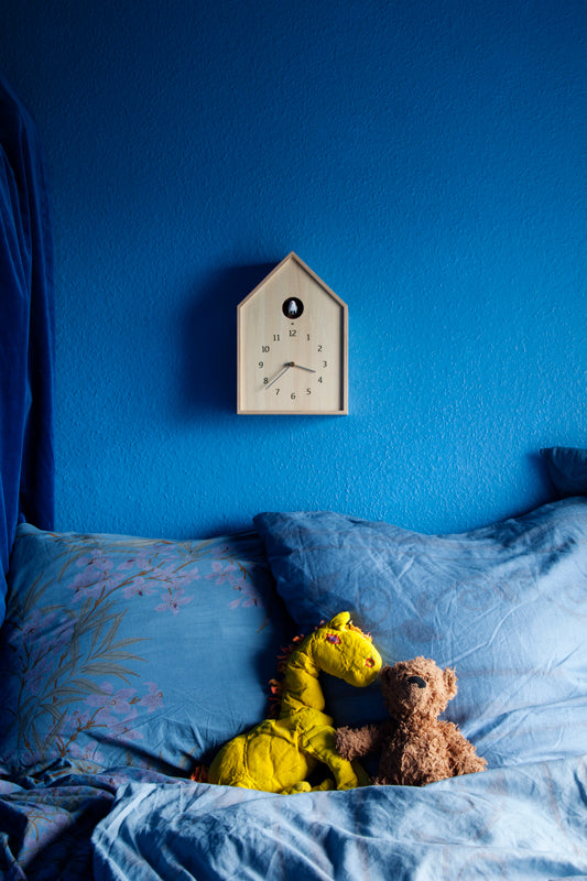 Lemnos 布穀鳥報時鐘搭配藍色牆面