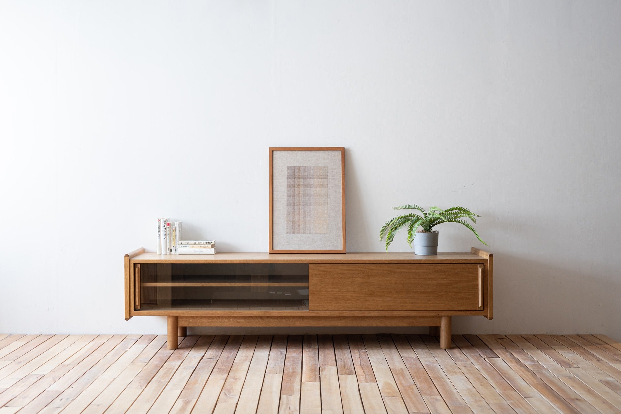 SALA原木電視櫃木紋色彩溫潤，能輕鬆融入各式客廳風格